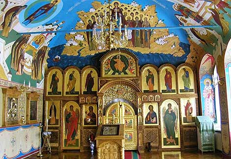 Домовой храм в здании епархиального управления освящен в честь иконы Божией Матери «Троеручица» в память о дне образования Йошкар-Олинской и Марийской епархии. Сооружен он по образу Успенского собора Московского Кремля в восстановленном доме Пчелина, памятнике архитектуры XVIII века.