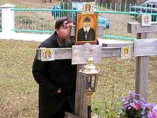 На могилке протоиерея Владимира Аллина у Свято-Гурьевский храма села Петъялы Волжского района