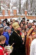 Владыка Иоанн на Крестном ходе у Михайло-Архангельском храме поселка Юрино