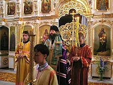 архиепископ Иоанн возглавил Божественную литургию в Троицкой церкви г.Козьмодемьянска. Богослужение проходило в сослужении духовенства горномарийского района и при стечении множества верующих.